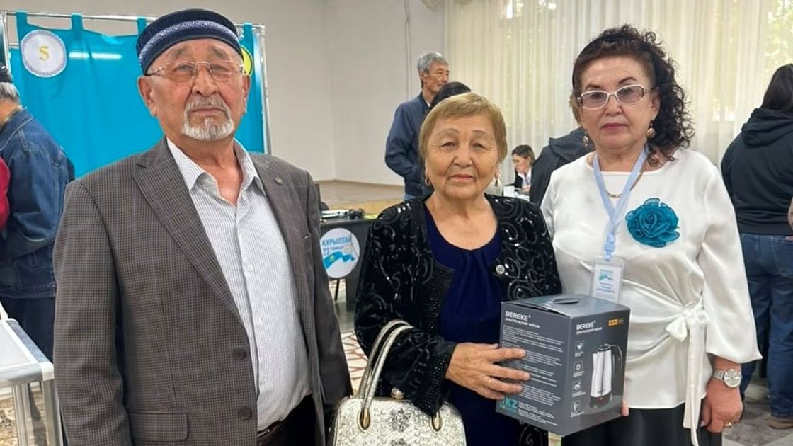 Супруги Исеновы на выборах в Курултай в Кокшетау