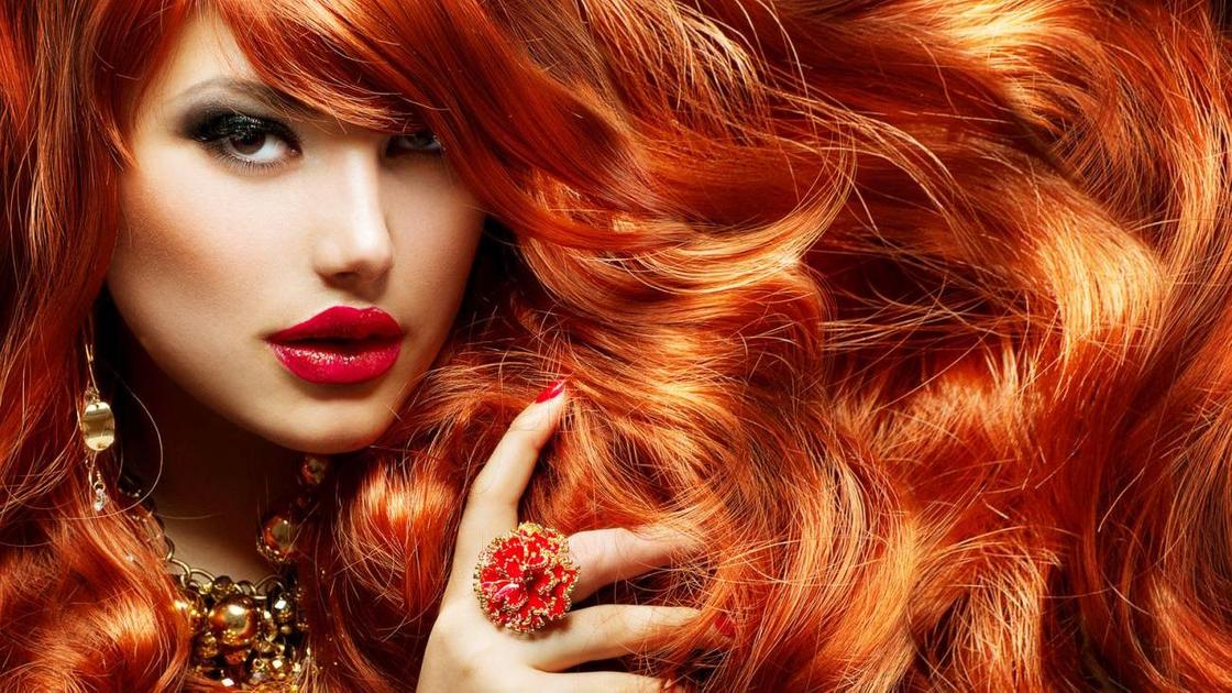 Девушка с пышными рыжими волосами