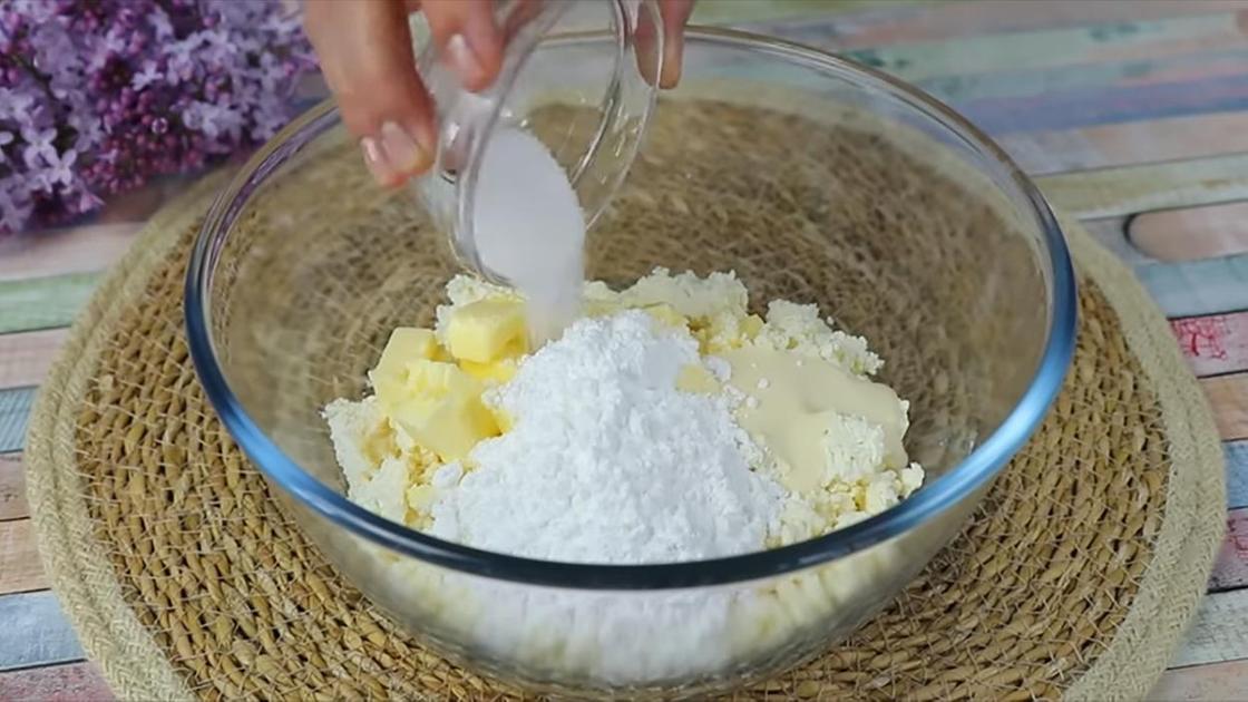Ванильный сахар высыпают на слой сахарной пудры