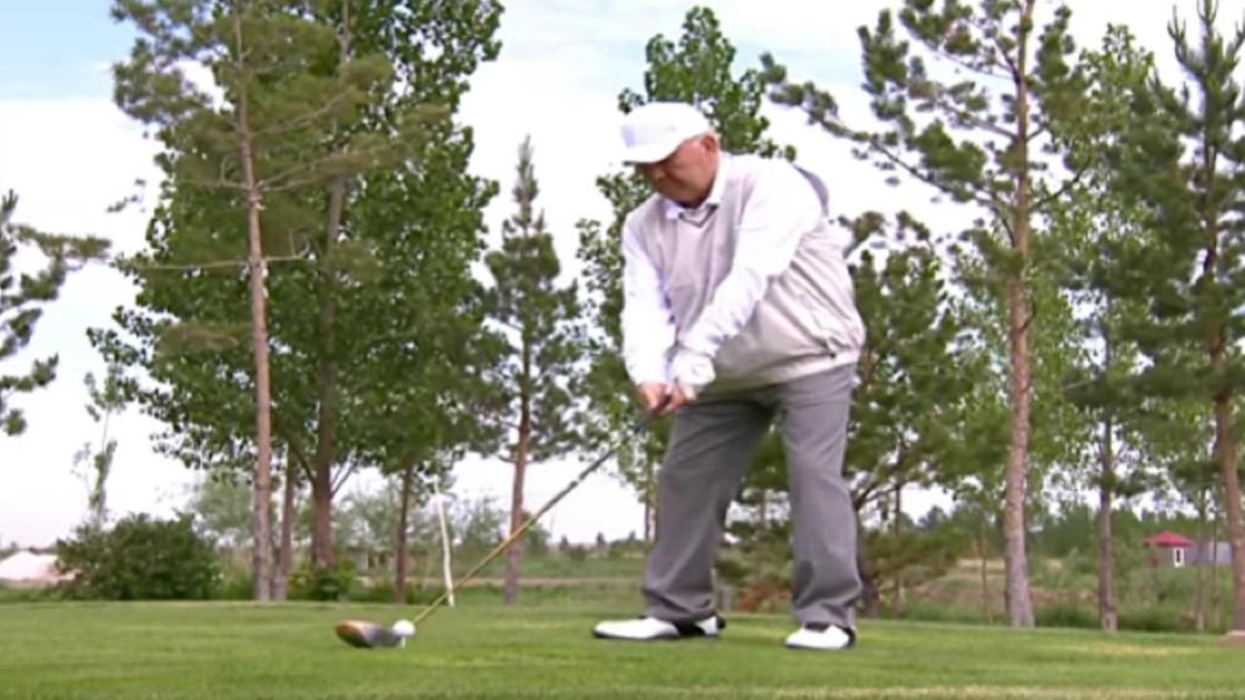 Нурсултан Назарбаев играет в гольф