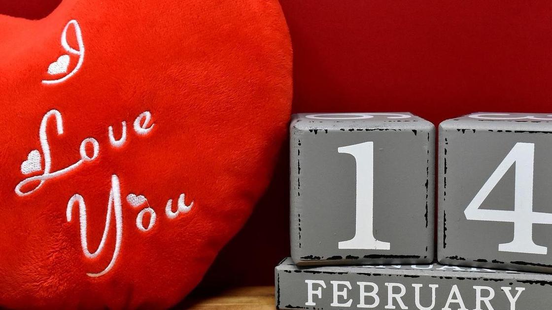 Красная подушка в форме сердца и надписью I love you Красная подушка в форме сердца и надписью I love you
