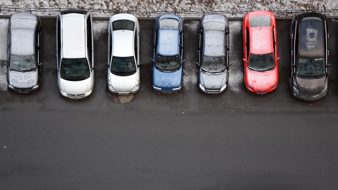 Машины припаркованы на стоянке
