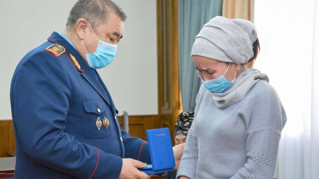 Тургумбаев вручил награды семьям погибших полицейских