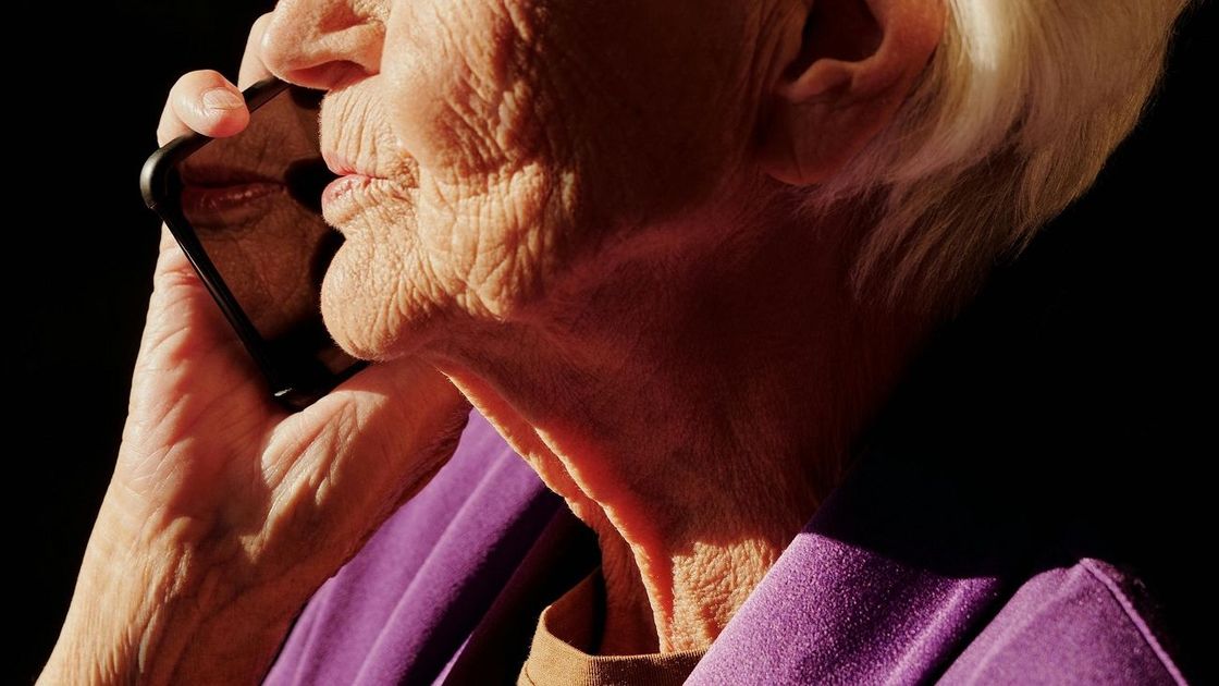 Пенсионерка разговаривает по телефону