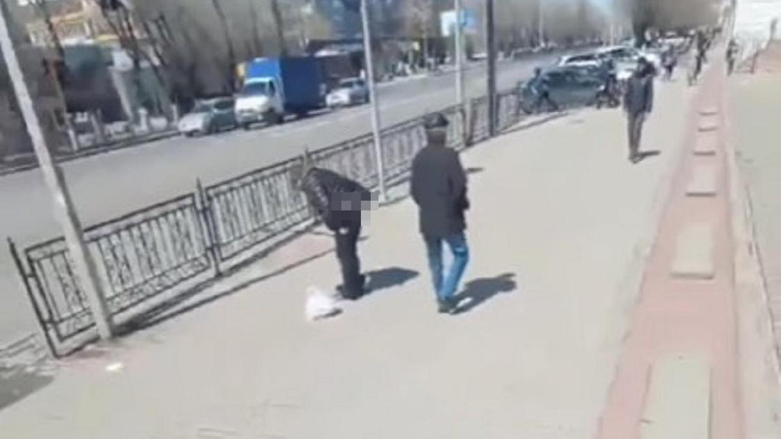 Мужчина снял штаны на улице в Караганде