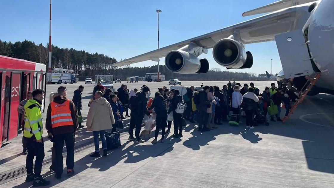 Казахстанцы заходят на борт репатриационного рейса