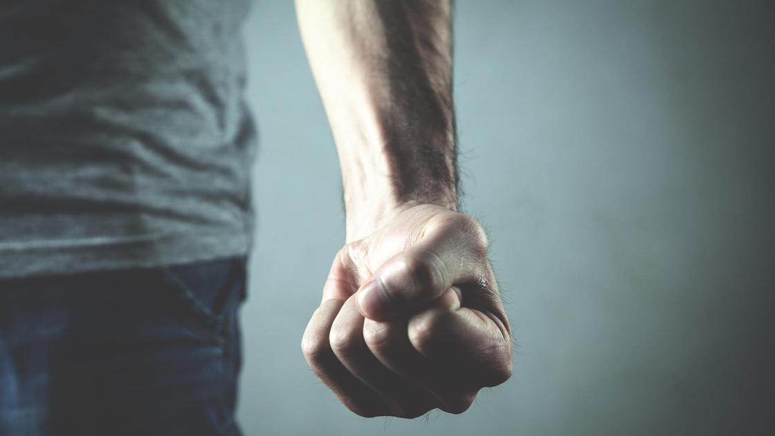 Мужчина показывает кулак