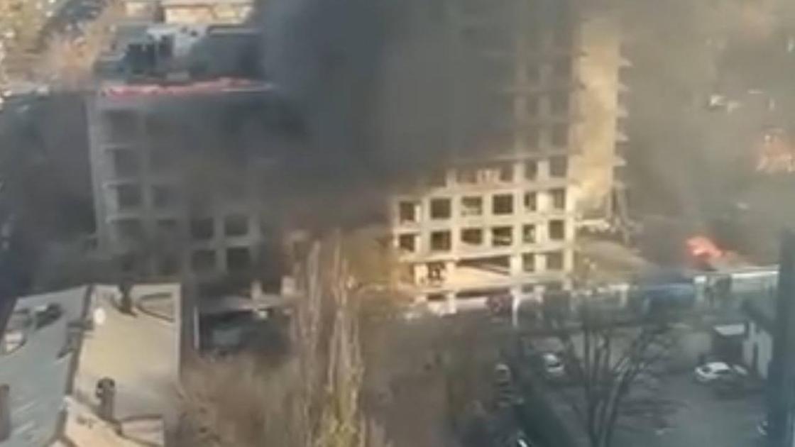 Загоревшийся жилой комплекс в Алматы