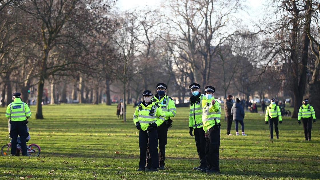 Полиция Лондона в парке Клэпхэм Коммон