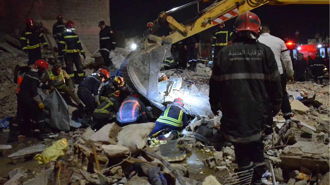 Спасатели разбирают завалы