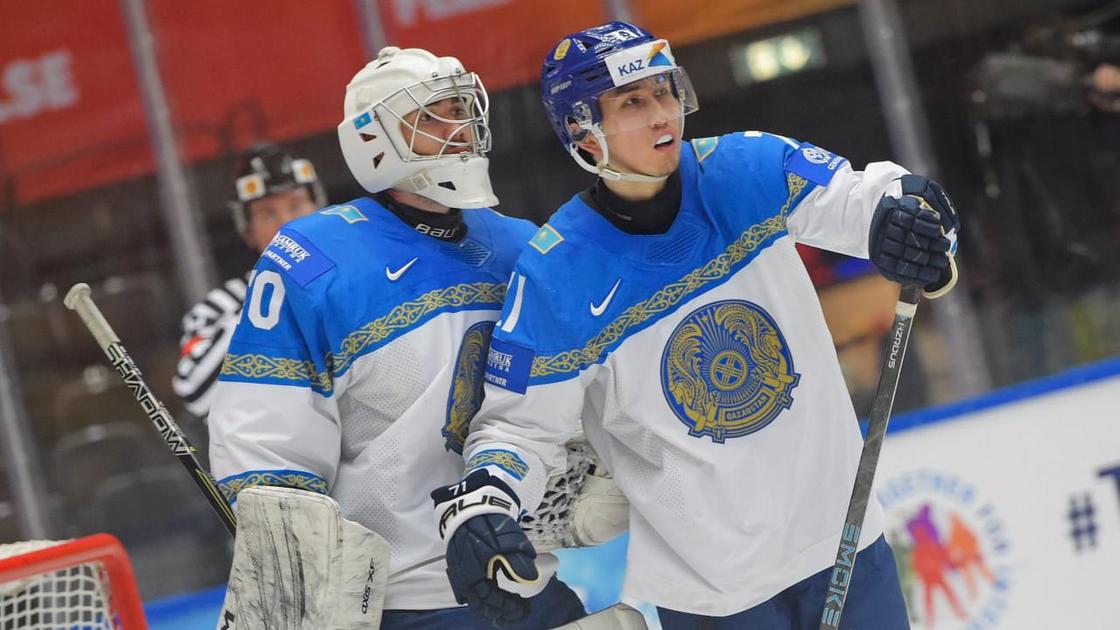 Казахстанские хоккеисты Максим Павленко и Самат Данияр (слева направо)