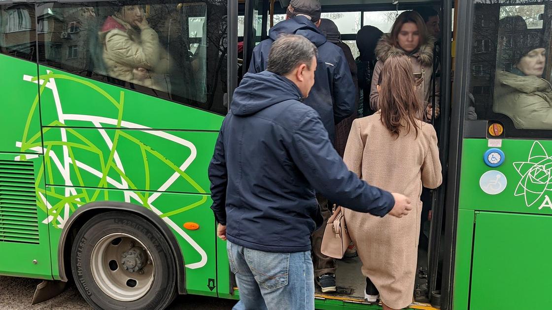 люди заходят в автобус
