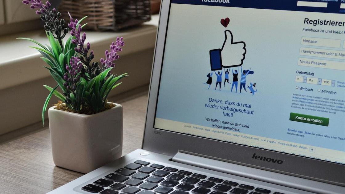 Работающий ноутбук с главной страницей социальной сети Facebook на экране