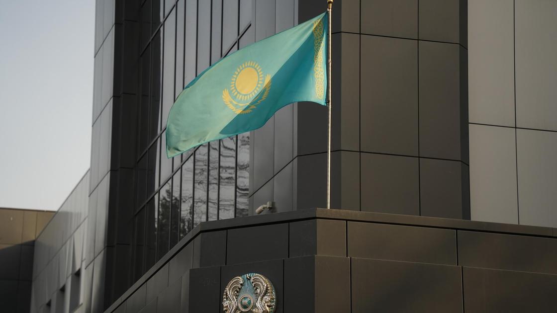 Флаг и герб Казахстана
