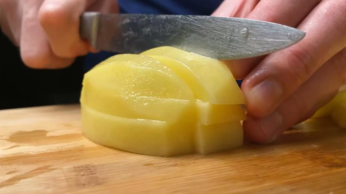Нарезка свежего картофеля