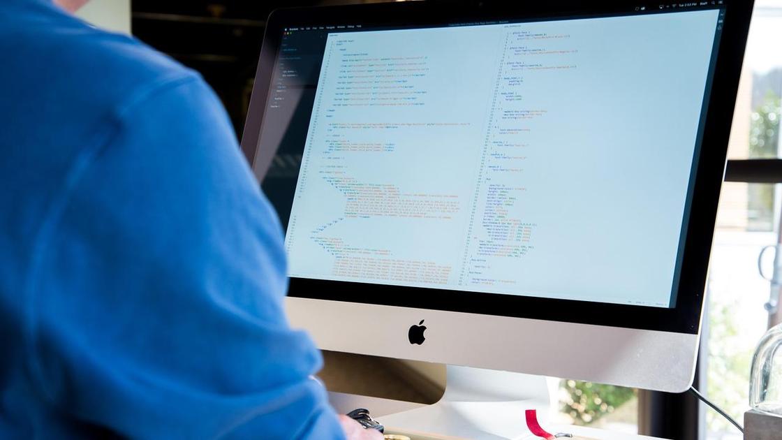 Мужчина работает за компьютером