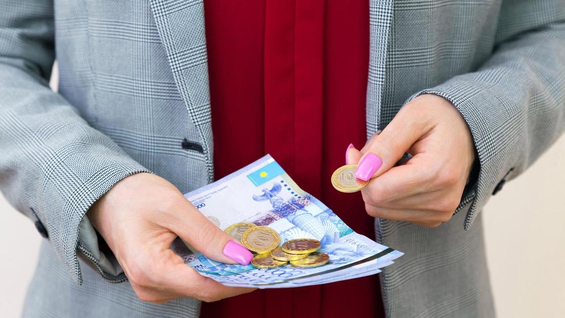 Деньги в руках у женщины