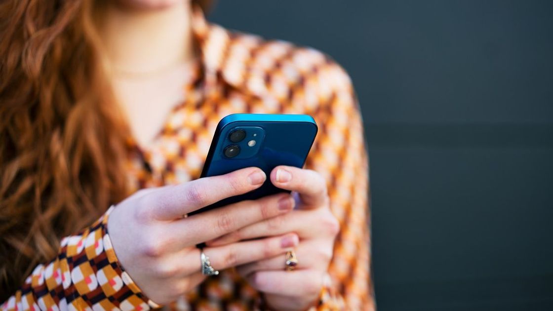 Девушка держит смартфон