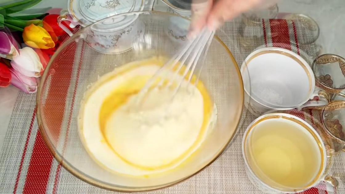 В стеклянной миске взбитые яйца с маслом
