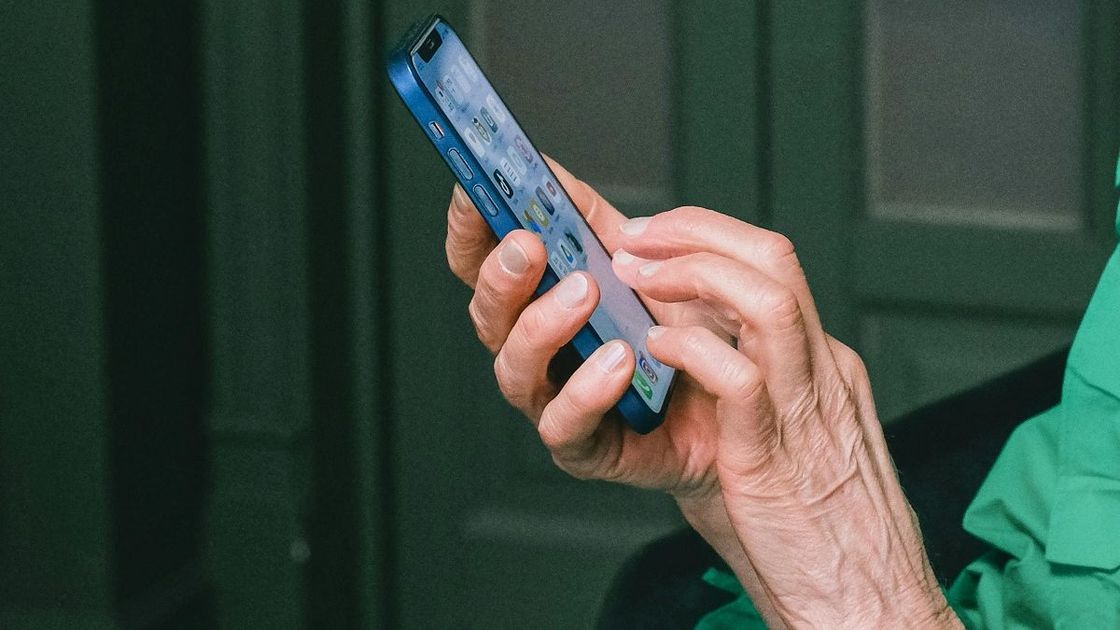 Пенсионерка с телефоном