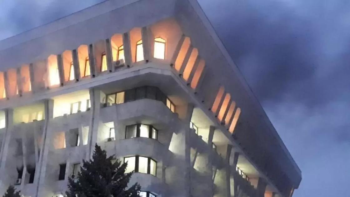 Бішкектегі Ақ үй отқа оранды Бішкектегі Ақ үй отқа оранды