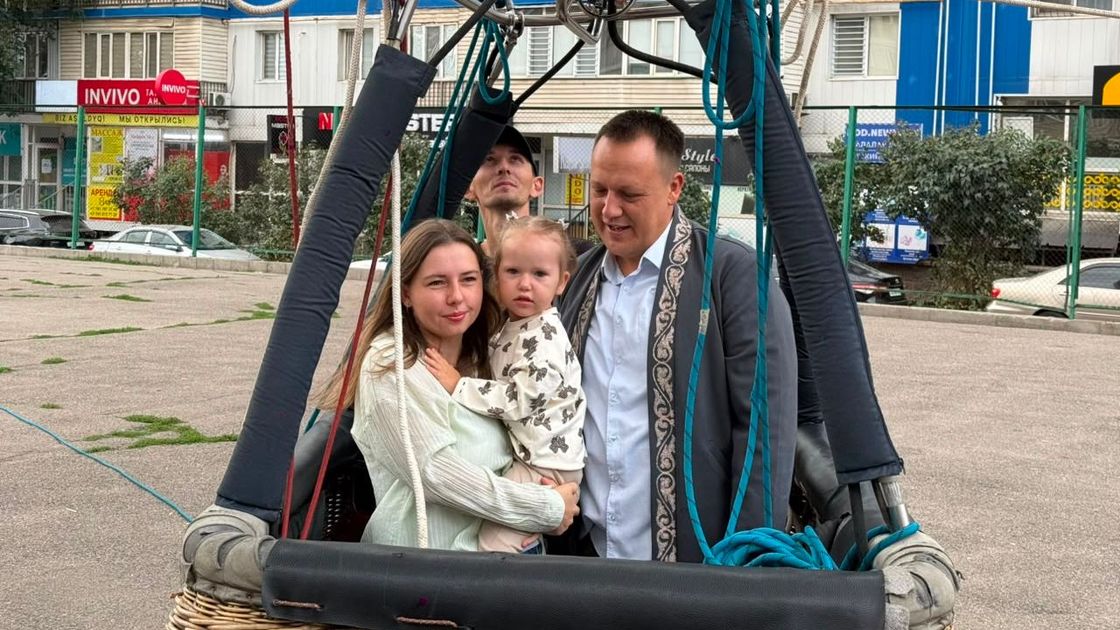 әуе шарымен ұшып келген отбасы