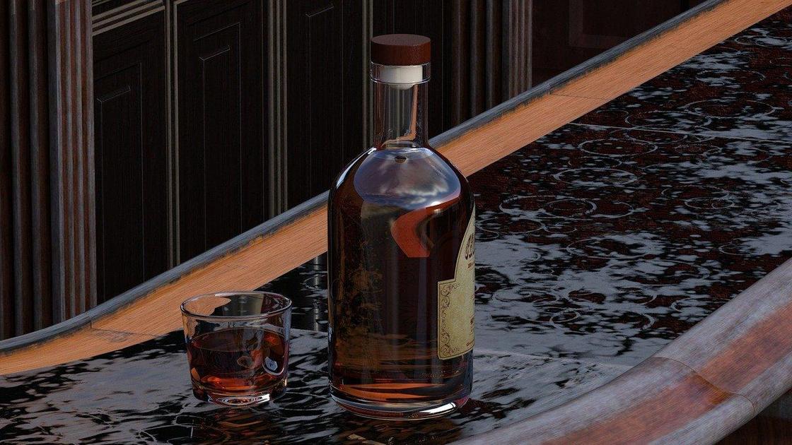 Бутылка и стакан виски