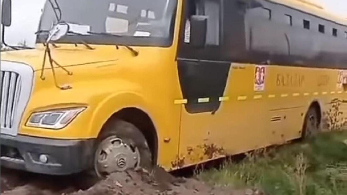 Школьный автобус застрял в грязи