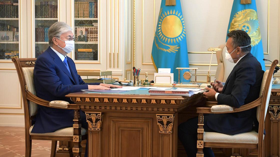 Касым-Жомарт Токаев и Сауат Мынбаев сидят за столом