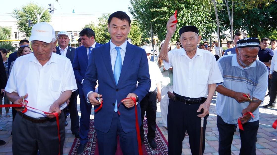 Дархан Сатыбалды с новоселами