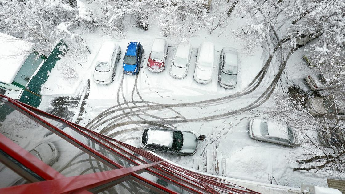 Автомобили замело снегом