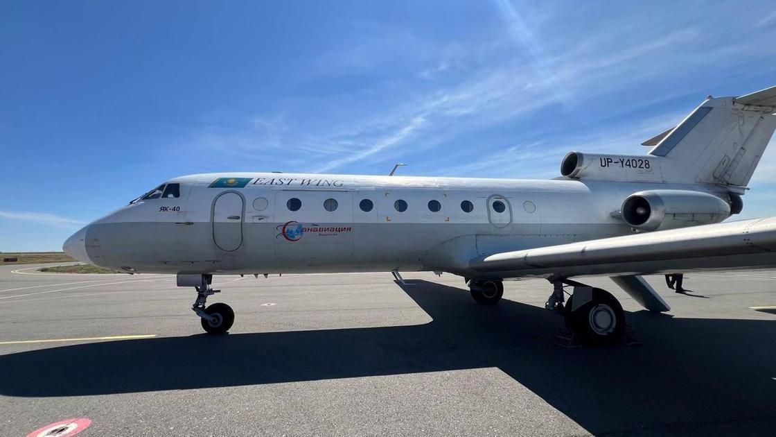 Самолет прилетел за детьми