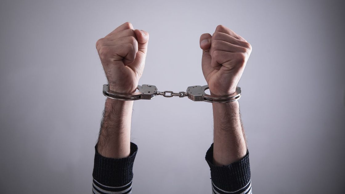 Мужчина в наручниках