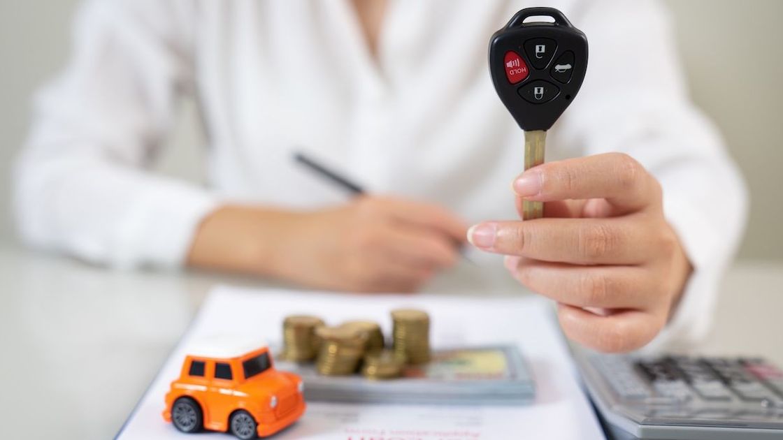 Женщина передает ключ от авто