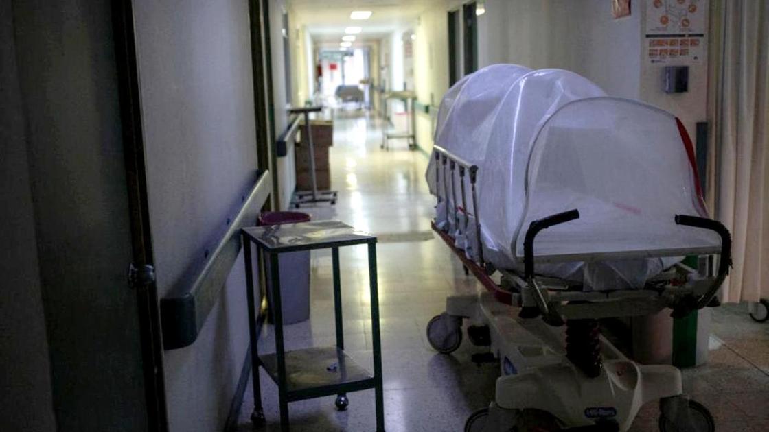 Капсула для изоляции больного стоит в коридоре больницы