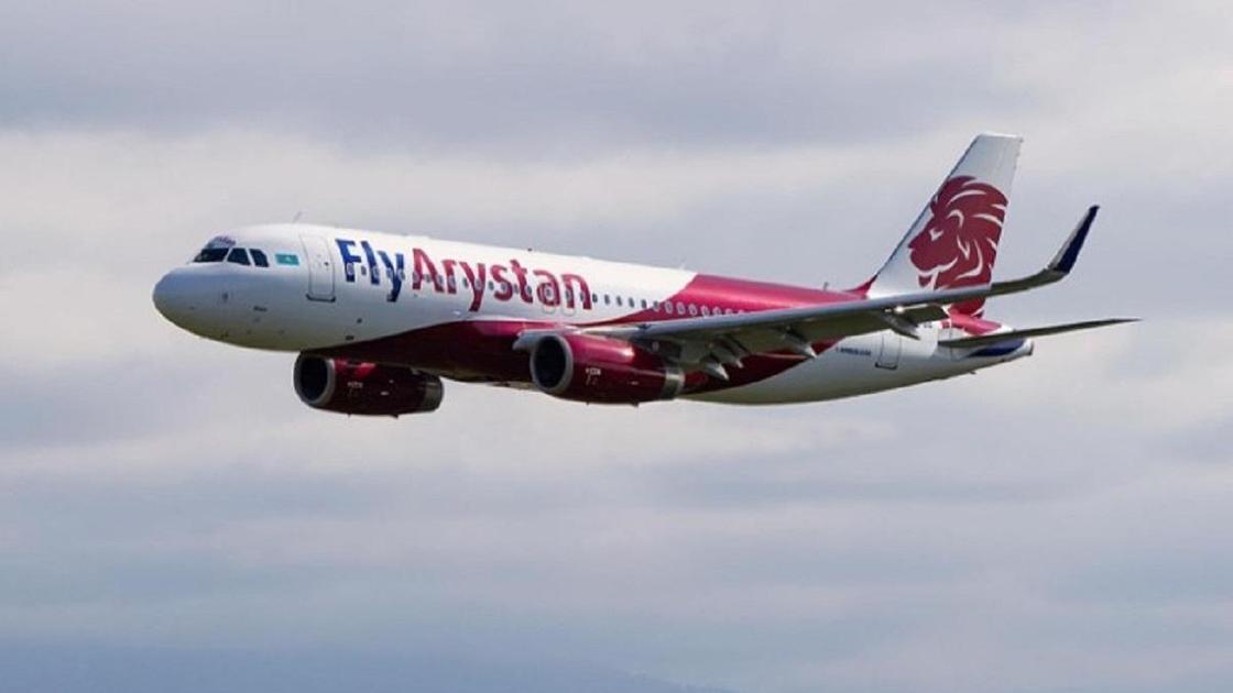 Самолет FlyArystan летит в воздухе