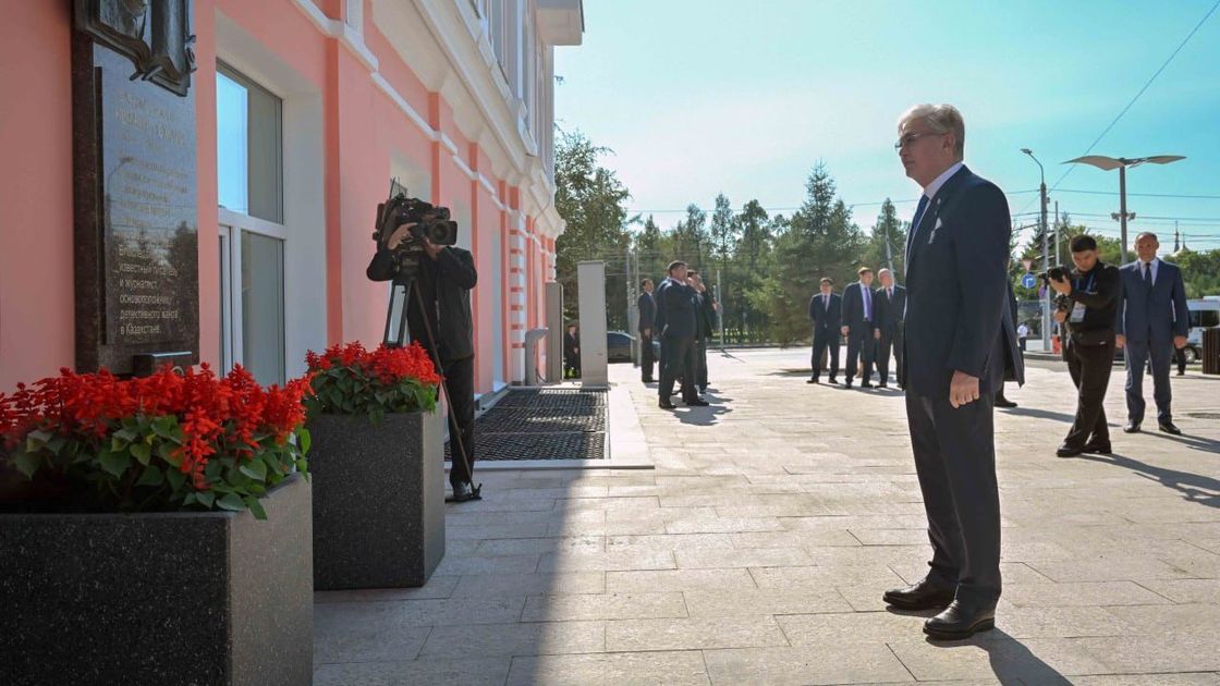 Тоқаев әкесіне арналған ескерткіш тақтаға гүл шоғын қойды