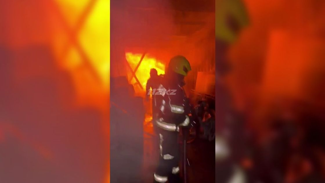 Пожарные тушат пожар