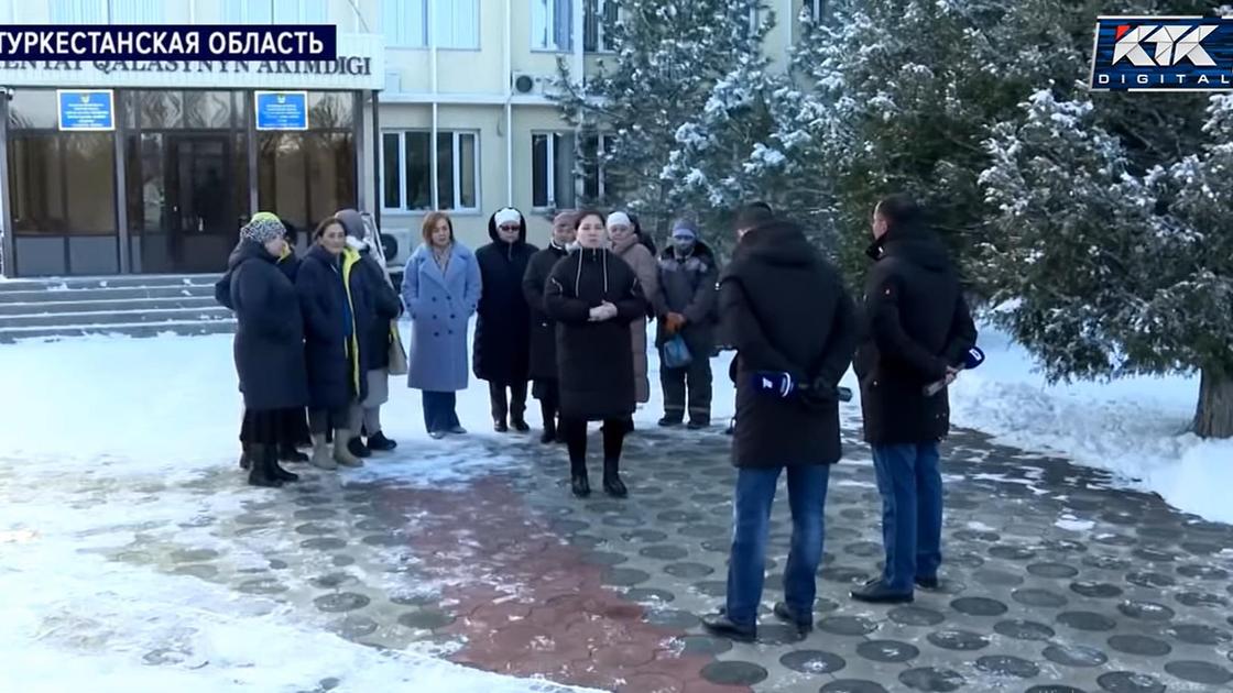 Жители Кентау у акимата города