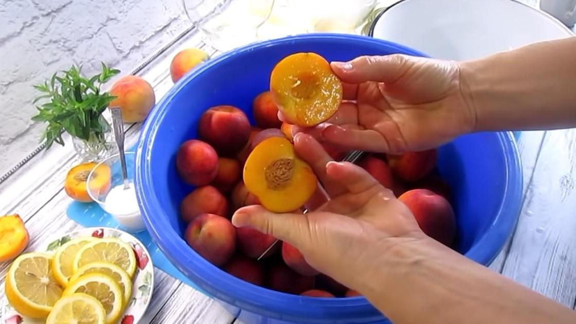Удаление косточек из персиков