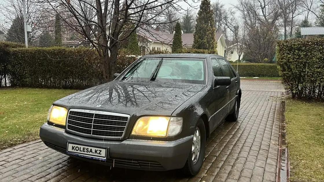 Mercedes стоит на парковке