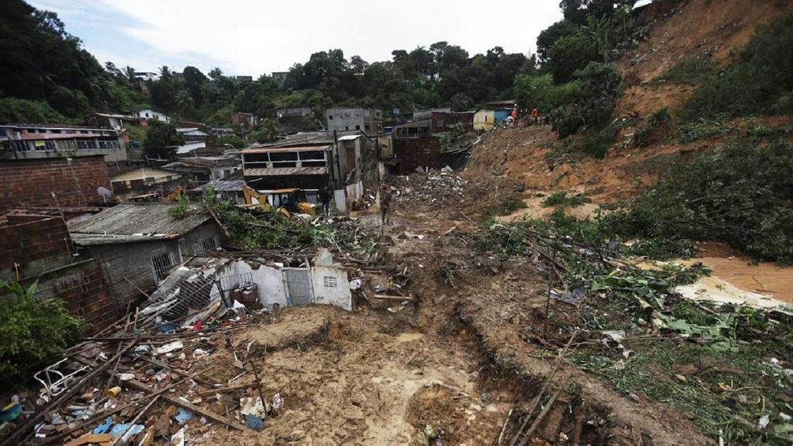Разрушенные дома после дождей в Бразилии
