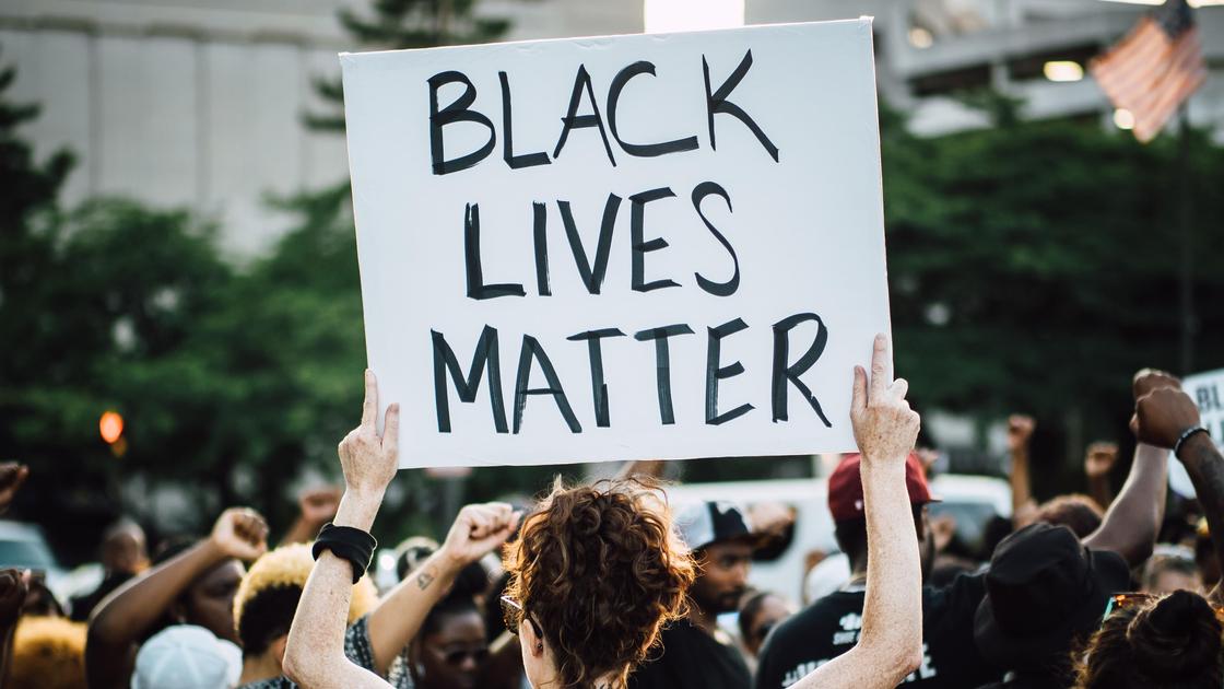 девушка с плакатом Black Lives Matter