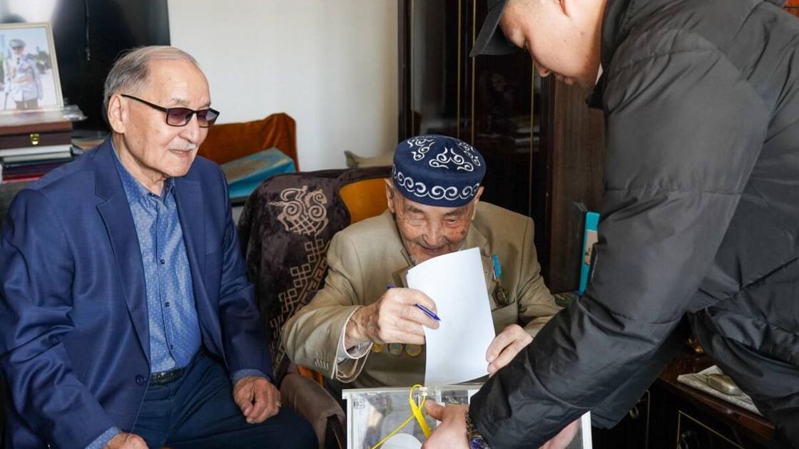 Курмат Рахимов голосует