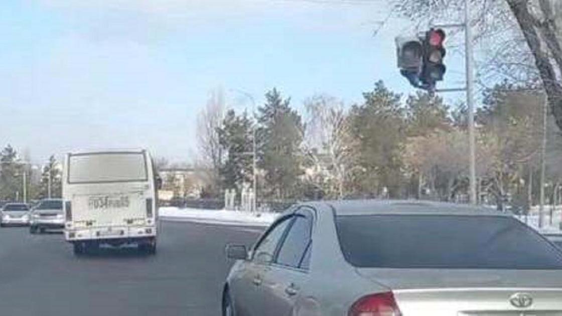 Автобус пересекает перекресток на красный сигнал светофора Автобус пересекает перекресток на красный сигнал светофора