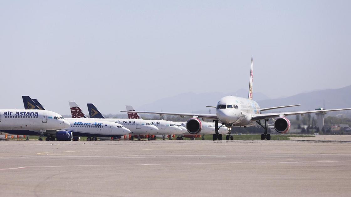 Самолеты стоят в аэропорту