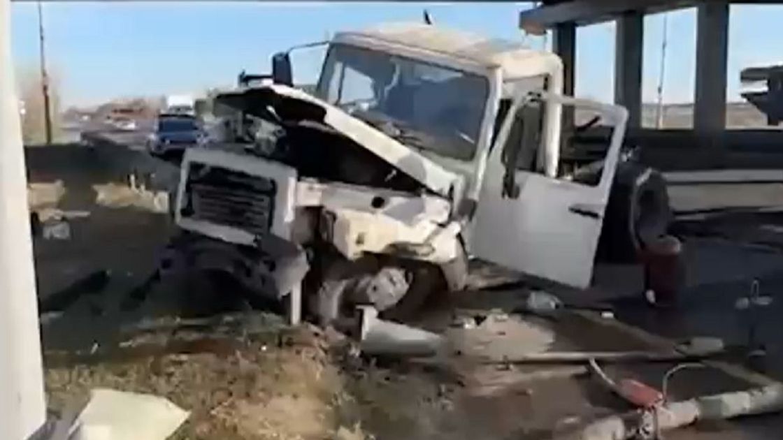 Грузовик упал с моста в Астане