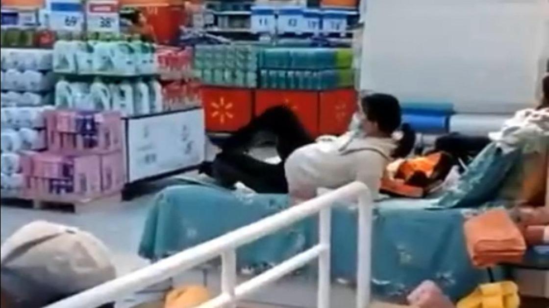 Жителей Китая заперли в супермаркете на карантин