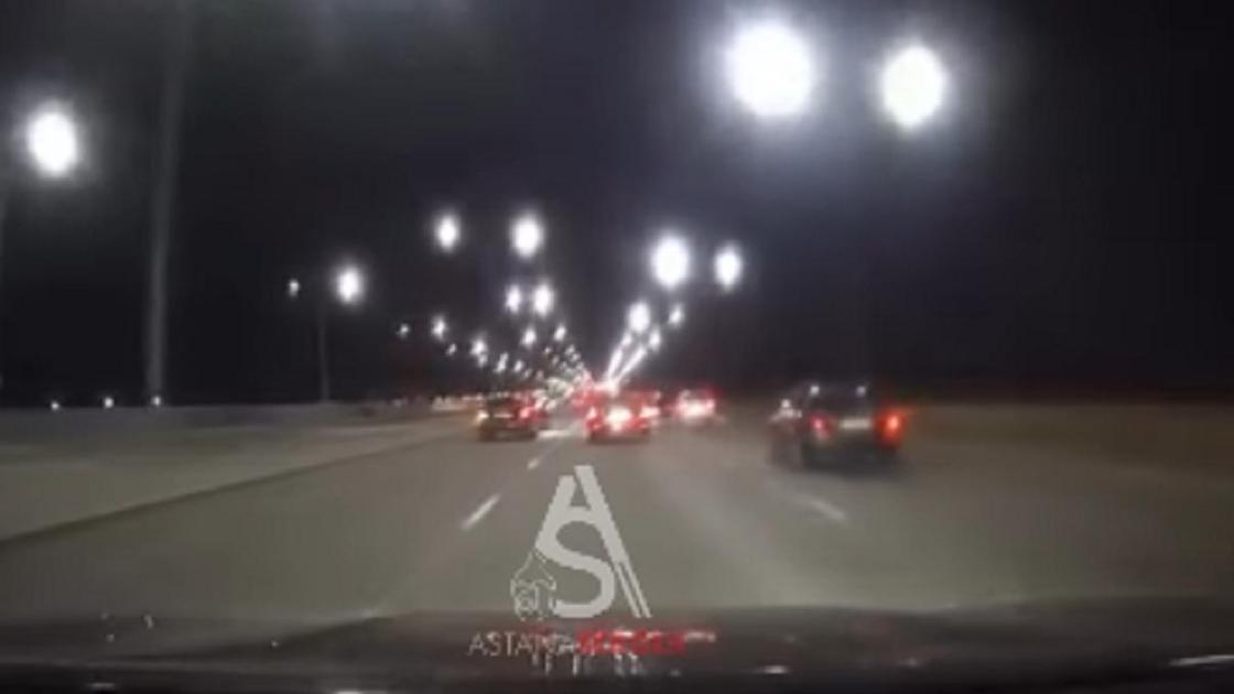 Машины на трассе за несколько секунд до ДТП