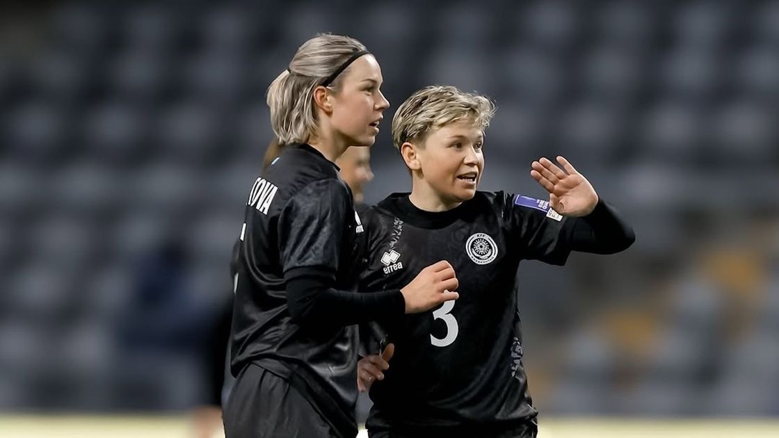 Казахстанские футболистки Кристина Шустова и Ксения Хайрулина (слева направо)